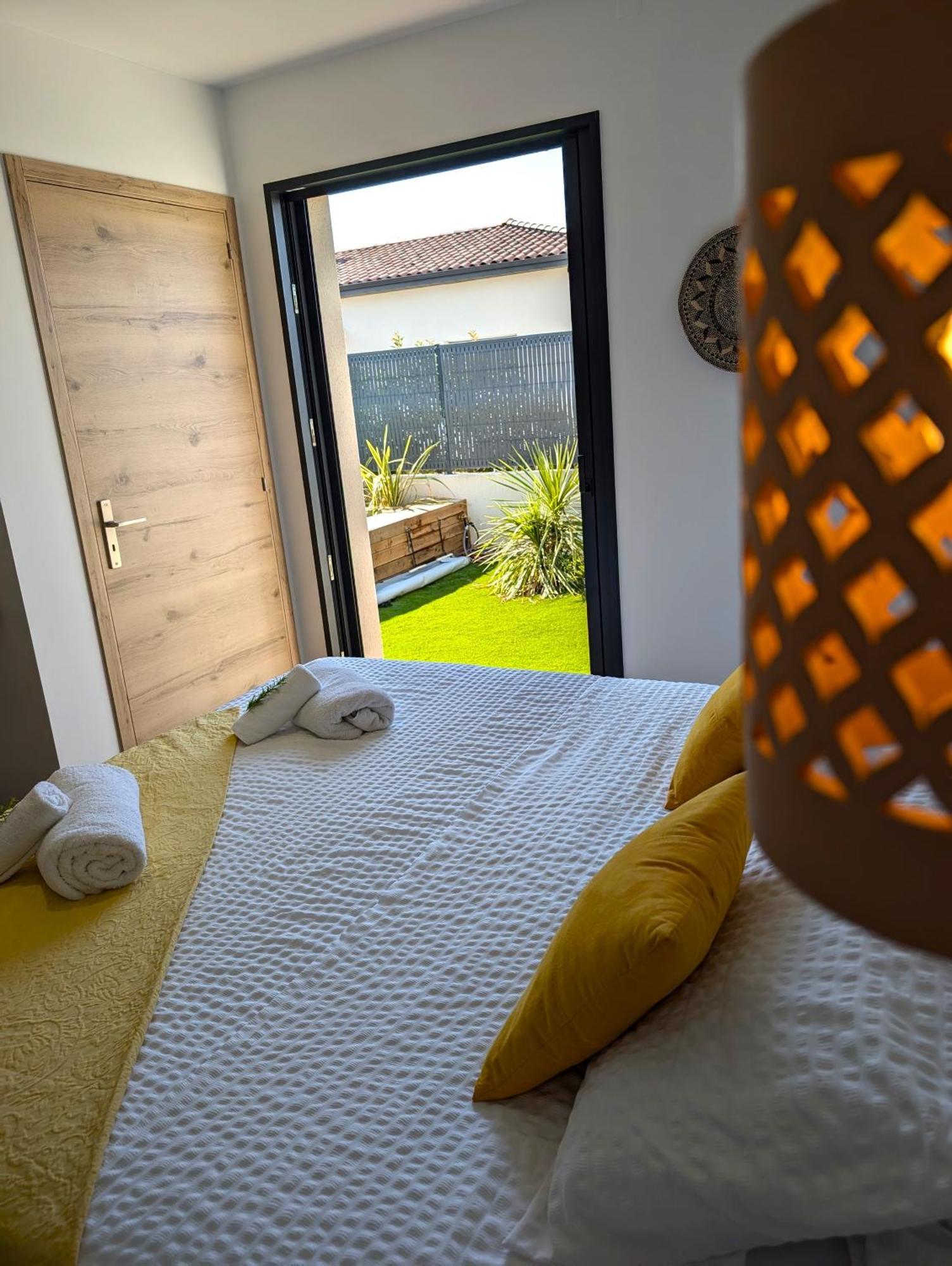 Daya Lodge. LʼIsle-sur-la-Sorgue Exterior foto