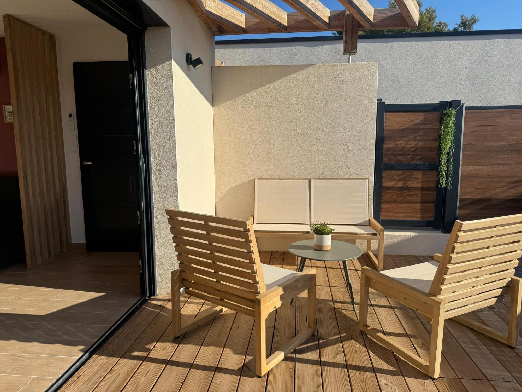 Daya Lodge. LʼIsle-sur-la-Sorgue Exterior foto