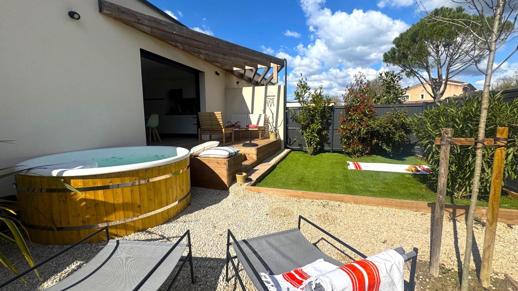 Daya Lodge. LʼIsle-sur-la-Sorgue Exterior foto