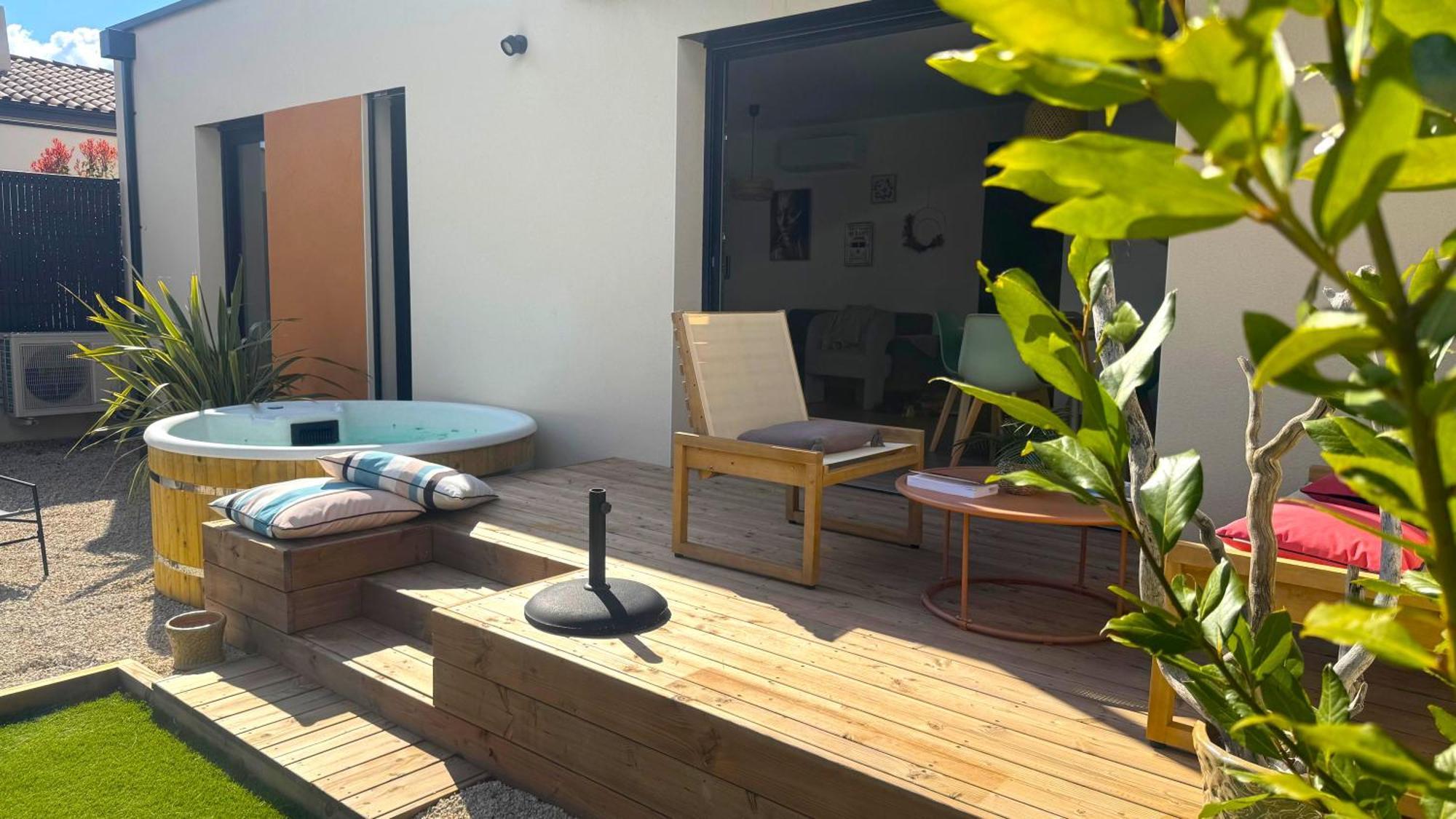 Daya Lodge. LʼIsle-sur-la-Sorgue Exterior foto